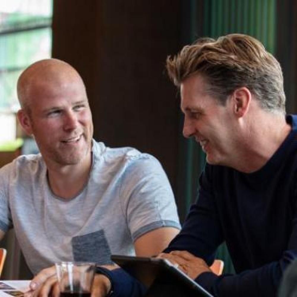 Twee mannen in gesprek